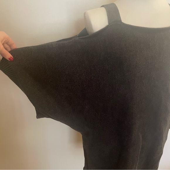 Black cold shoulder sweater - Picture 6 of 7